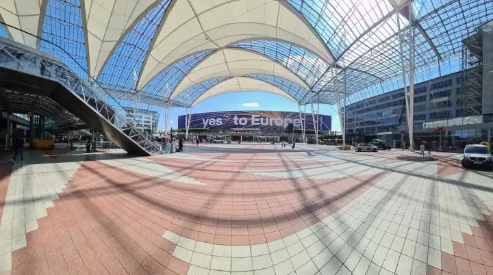 München, Deutschland - 22. Juni 2024: Die große Open-Air-Halle am Flughafen München vor dem Terminal 2