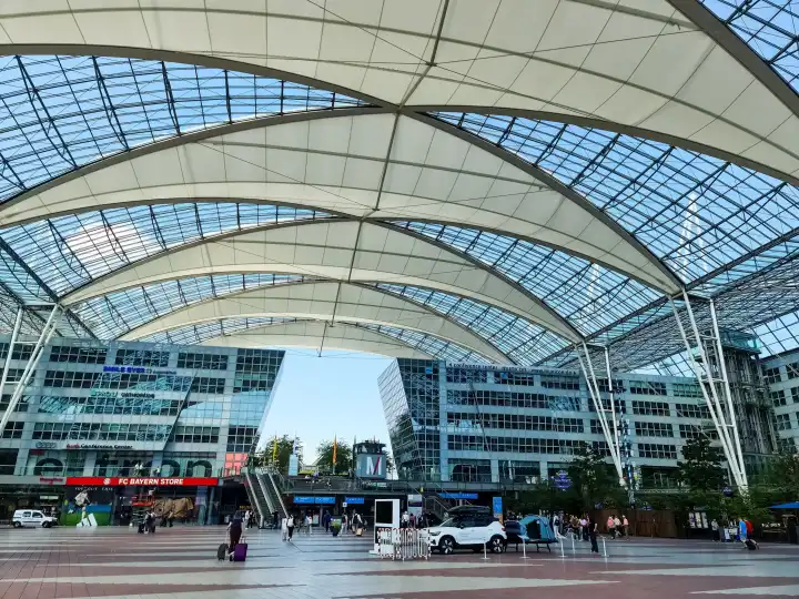 München, Deutschland - 22. Juni 2024: Die große Open-Air-Halle am Flughafen München vor dem Terminal 2