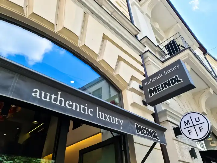 München, Deutschland - 22. Juni 2024: Der Eingangsbereich eines Authentic Luxury Markengeschäfts in der Münchner Innenstadt