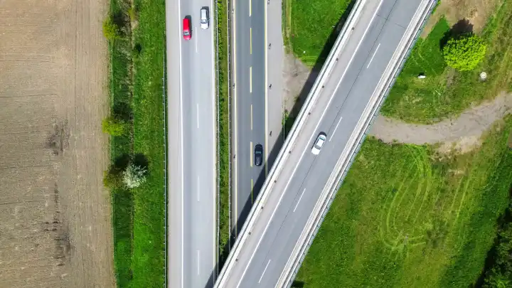 Drohnenansicht der deutschen Autobahn A7 mit einigen Autos und Verkehr in einer grünen Landschaft