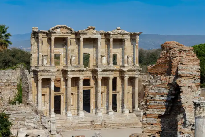 Die Bibliothek des Celsus in Ephesus. Die Bibliothek des Celsus (griechisch: Βιβλιοθήκη του Κέλσου) ist ein antikes römisches Gebäude in Ephesus, Anatolien, heute in der Nähe der modernen Stadt Selçuk, in der Provinz İzmir in der Westtürkei gelegen.