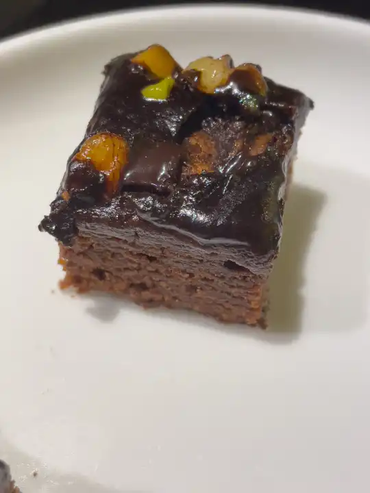 Frische Brownie-Stücke. Leckerer Schokoladenkuchen