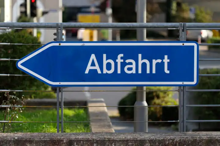 Deutsches Straßenschild: "Abfahrt": Übersetzung: Geh runter.