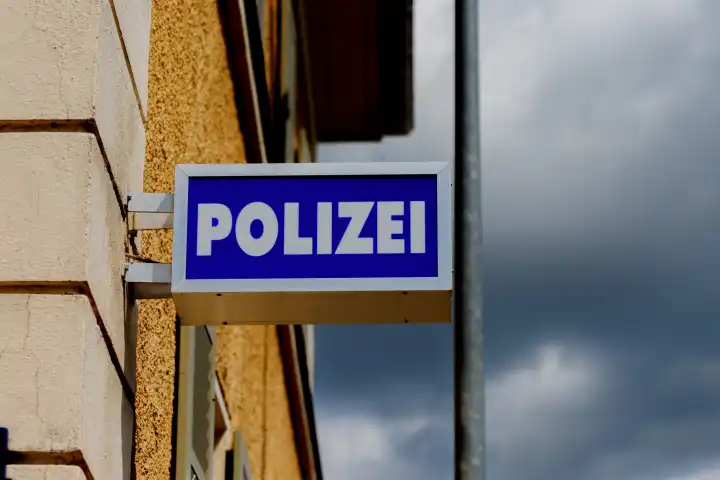 Detaillierte Nahaufnahme des Schriftzuges POLIZEI auf Deutsch an einem Haus. POLIZEI Übersetzung Polizei.