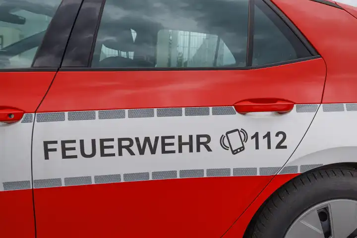 Typisches deutsches Feuerwehrauto in Nürnberg, Deutschland. Feuerwehr - Übersetzung: Feuerwehr