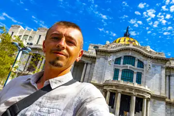 Männliche Reisende Mann Person Selfie vor dem Palast der schönen Künste ein architektonisches Meisterwerk im Zentrum von Mexiko-Stadt in Mexiko.