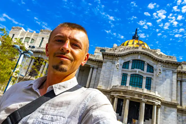 Männliche Reisende Mann Person Selfie vor dem Palast der schönen Künste ein architektonisches Meisterwerk im Zentrum von Mexiko-Stadt in Mexiko.