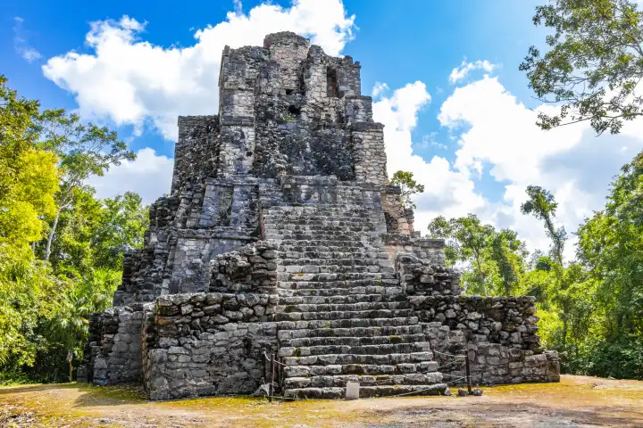 Alte Maya-Stätte mit Tempelruinen, Pyramiden und Artefakten im tropischen, natürlichen Dschungelwald mit Palmen und Wanderwegen in Muyil Chunyaxche Quintana Roo Mexiko.