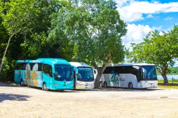 Coba Quintana Roo Mexiko 01. Oktober 2023 Parkplatz mit geparkten touristischen Busse Busse Van Vans Auto Autos Transport bei den Coba Ruinen in Coba Gemeinde Tulum Quintana Roo Mexiko.