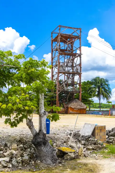 Aussichtsturm aus Holz auf dem Parkplatz am Eingang zu den Coba-Ruinen in der Gemeinde Tulum, Quintana Roo, Mexiko.