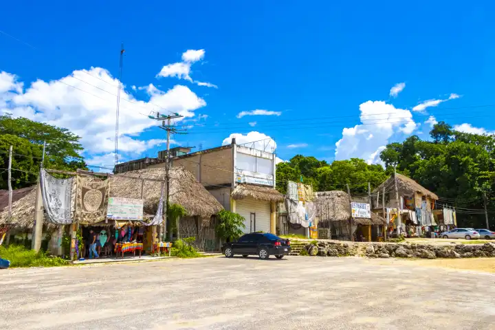 Coba Quintana Roo Mexiko 01. Oktober 2023 Parkplatz, Geschäfte, Restaurants, Kassenhäuschen und Eingang zu den Coba-Ruinen in der Gemeinde Tulum Quintana Roo Mexiko.