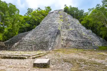 Coba Maya Ruins das alte Gebäude und die Pyramide Nohoch Mul im tropischen Wald Dschungel in Coba Gemeinde Tulum Quintana Roo Mexiko.