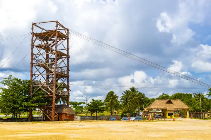Aussichtsturm aus Holz auf dem Parkplatz am Eingang zu den Ruinen von Coba in der Gemeinde Tulum Quintana Roo Mexiko.