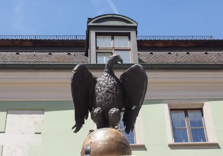 REGENSBURG, DEUTSCHLAND - CIRCA JUNI 2022: Deutsche Adlerstatue auf Kugel