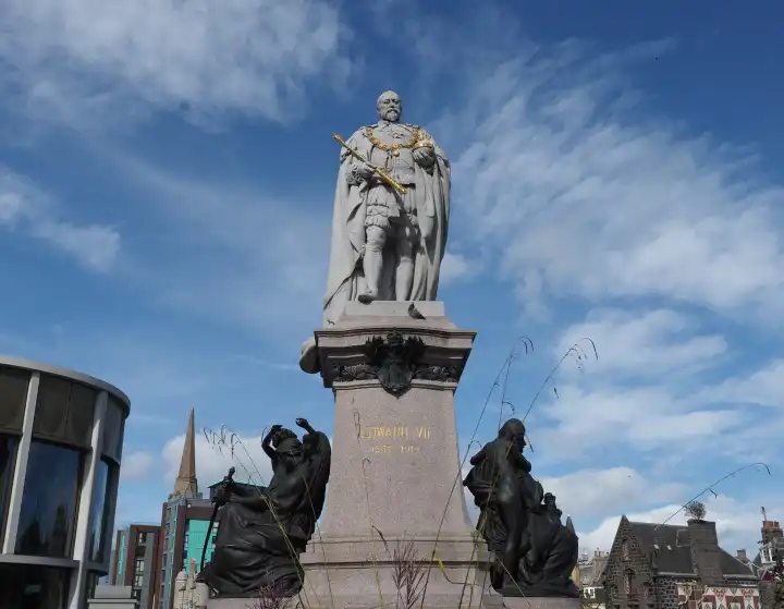 König Eduard VII. Statue der Bildhauer Alfred Drury und James Philip um 1914 in Aberdeen, Großbritannien