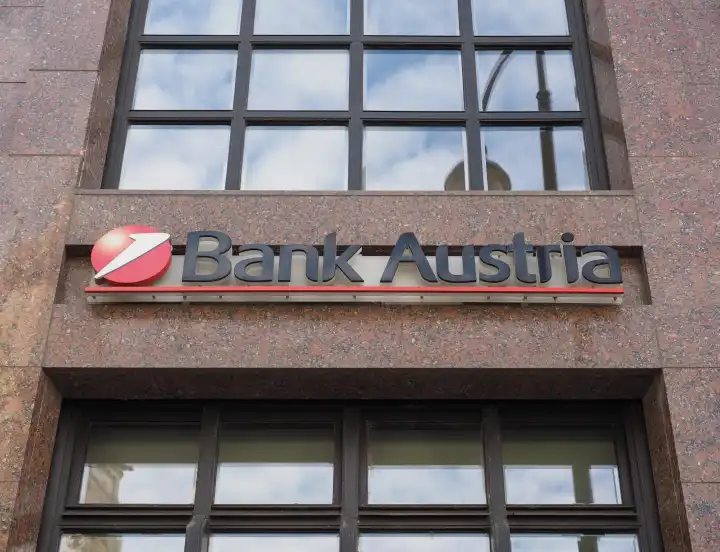 STADT, LAND - CIRCA SEPTEMBER 2022: Bank Austria Zeichen