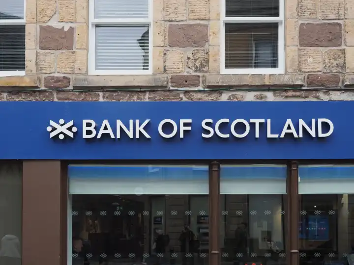 INVERNESS, Großbritannien - 13. SEPTEMBER 2023: Zeichen der Bank of Scotland