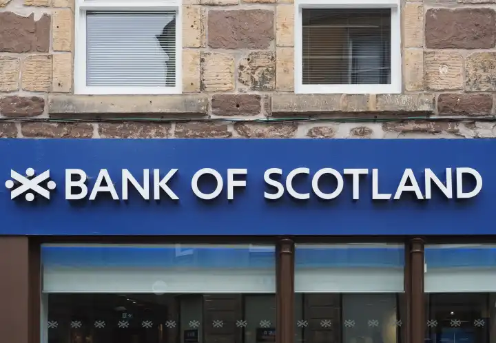 INVERNESS, Großbritannien - 13. SEPTEMBER 2023: Zeichen der Bank of Scotland