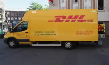 NÜRNBERG, DEUTSCHLAND - CIRCA JUNI 2022: DHL-Kurierwagen