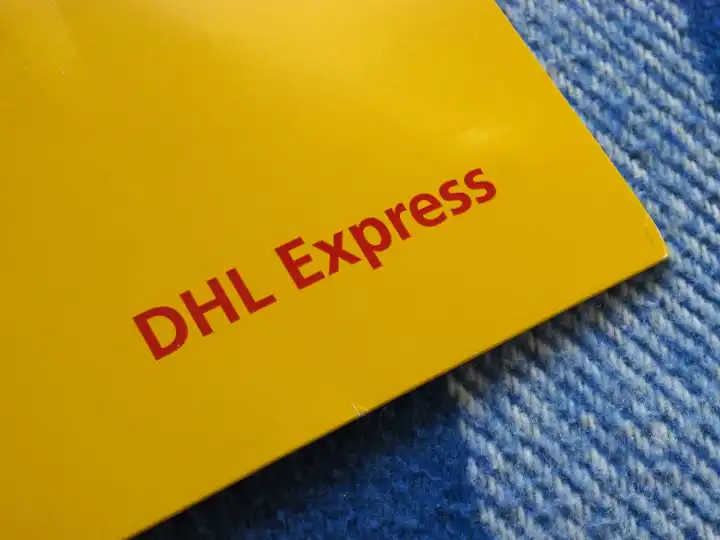 BONN, DEUTSCHLAND - 25. OKTOBER 2023: DHL-Express-Briefumschlag