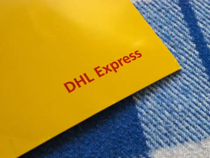 BONN, DEUTSCHLAND - 25. OKTOBER 2023: DHL-Express-Briefumschlag