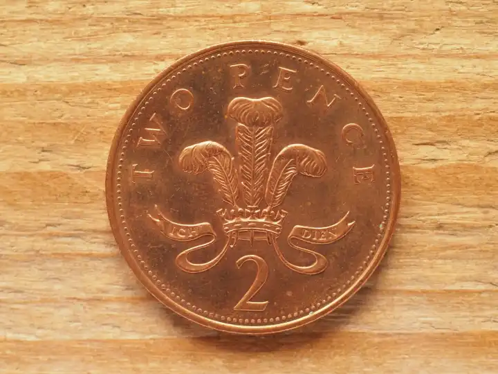 LONDON, UK - CIRCA 2022: Zwei Pence Münze auf der Vorderseite zeigt ein Porträt der Queen Elizabeth II, Währung des Vereinigten Königreichs