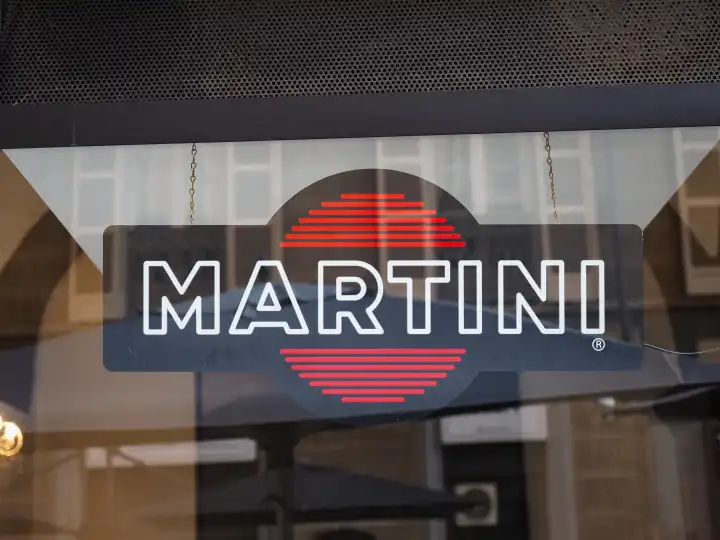 TURIN, ITALIEN - CIRCA FEBRUAR 2022: Martini-Schaufensterschild