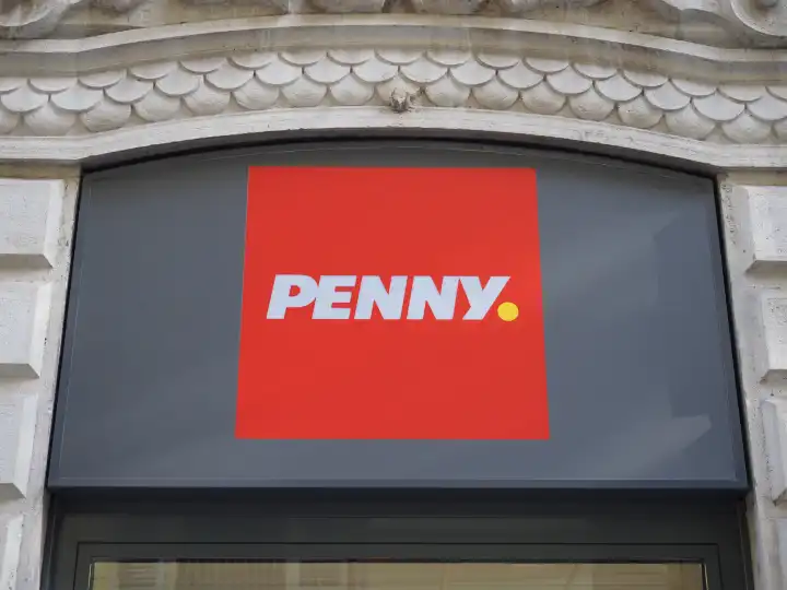 TURIN, ITALIEN - CIRCA OKTOBER 2022: Penny market storefront anmelden