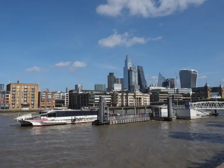 LONDON, UK - CIRCA OKTOBER 2022: Skyline der City of London von der Themse aus gesehen