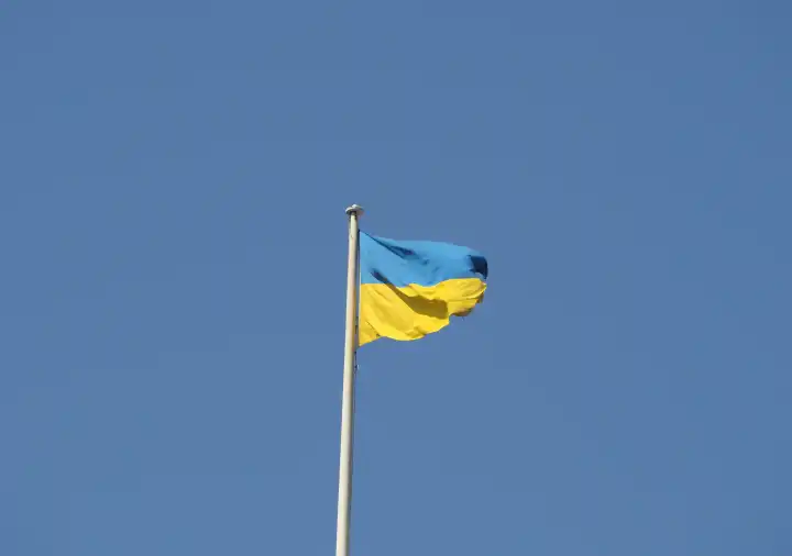 Ukrainische Nationalflagge, Europa über blauem Himmel