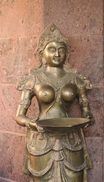 Alte goldene Statue der traditionellen indischen Göttin