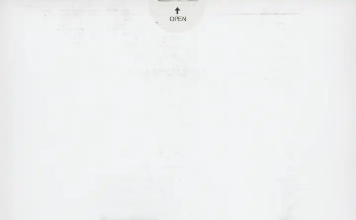 Weiße Wellpappenpackung mit offenem Etikett