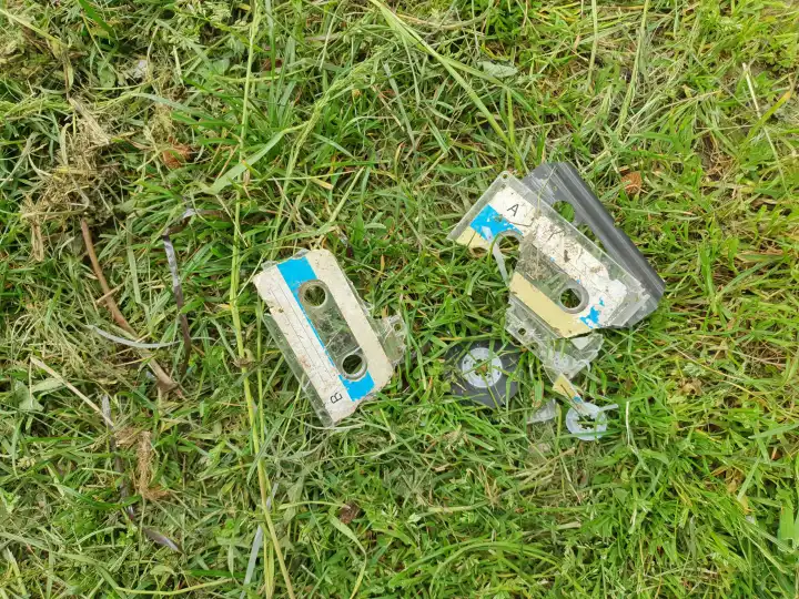 vintage kaputte bandkassette im gras ansicht von oben