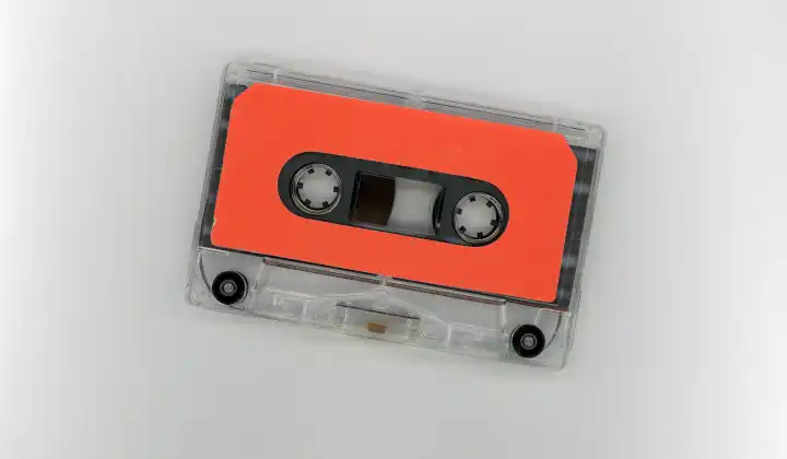 Magnetbandkassette mit orangefarbenem Blanko-Etikett