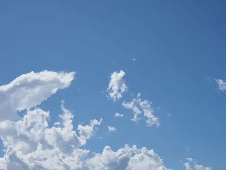 Wolkenlandschaft des blauen Himmels mit flauschigen weißen Wolken nützlich als Hintergrund