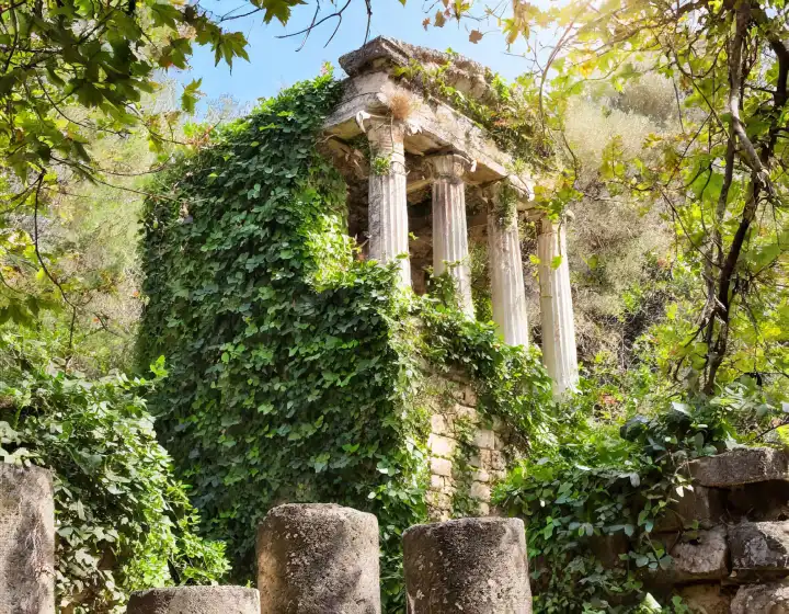 Ruinen eines antiken griechischen Tempels überwuchert mit Efeu, AI generiert