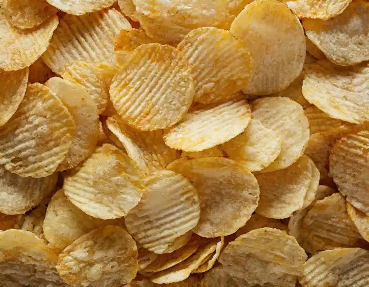 Kartoffelchips Snack Lebensmittel nützlich als Hintergrund, AI generierte Bild