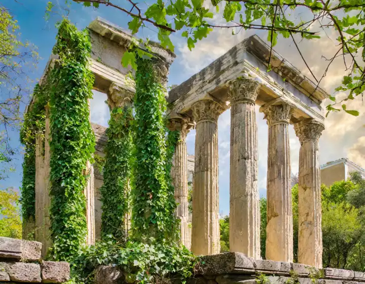 Ruinen eines antiken griechischen Tempels überwuchert mit Efeu, AI generiertes Bild