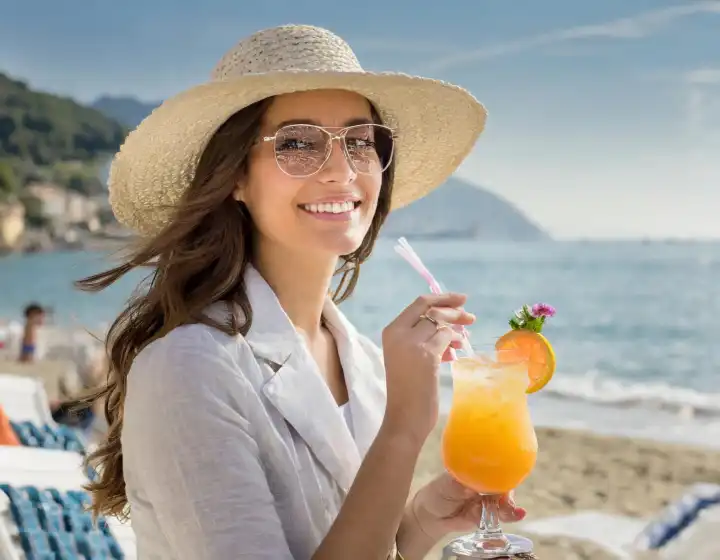 schöne Frau mit Cocktail am Strand, AI generiertes Bild