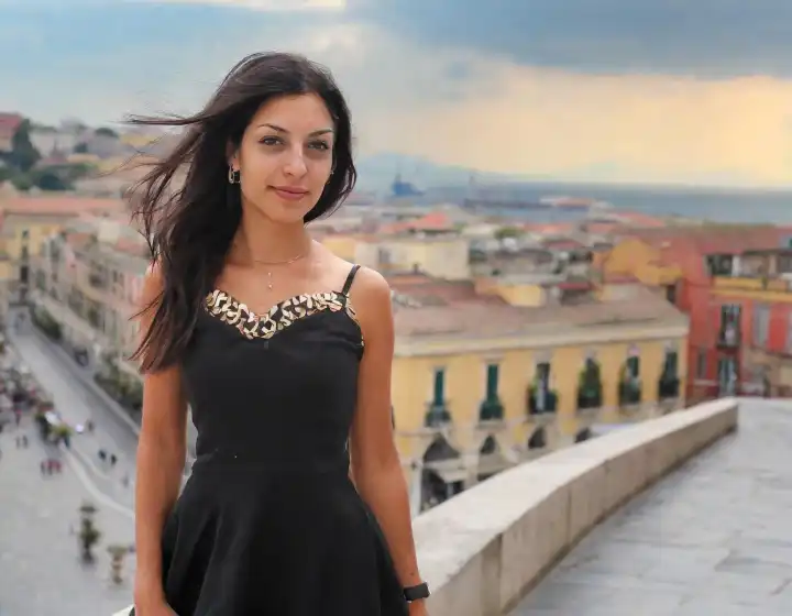 schöne elegante Frau im schwarzen Kleid im Stadtzentrum, AI generiertes Bild
