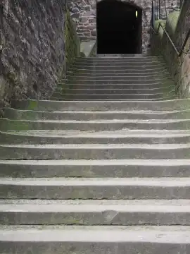 Steile Treppen, die die Altstadt mit der Neustadt in Edinburgh, UK, verbinden