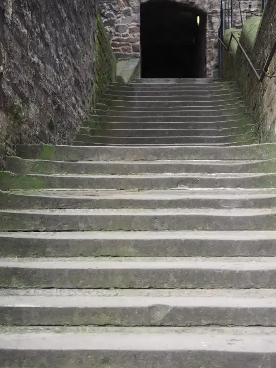 Steile Treppen, die die Altstadt mit der Neustadt in Edinburgh, UK, verbinden