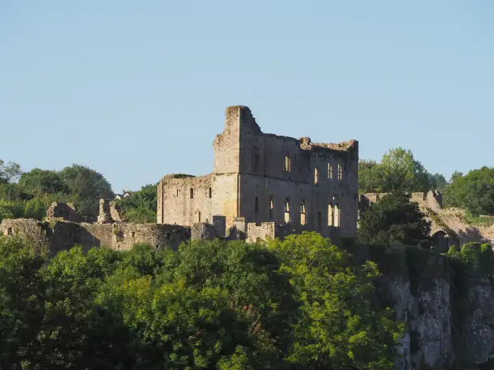 Ruinen der Burg Chepstow (Castell Cas-gwent auf Walisisch) in Chepstow, UK