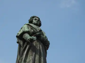 Beethoven Denkmal (enthüllt 1845) Bronzestatue in Bonn, Deutschland