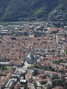 Luftaufnahme der Stadt Como, Italien, vom Hügel Brunate aus gesehen