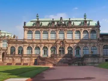 Dresdner Zwinger Rokokopalais, 1710 von Poeppelmann als Orangerie und Ausstellungshalle des Dresdner Hofes entworfen und 1847 von Gottfried Semper um die Semper-Galerie erweitert