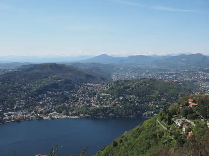 Luftaufnahme des Comer Sees, Italien, vom Hügel Brunate aus gesehen