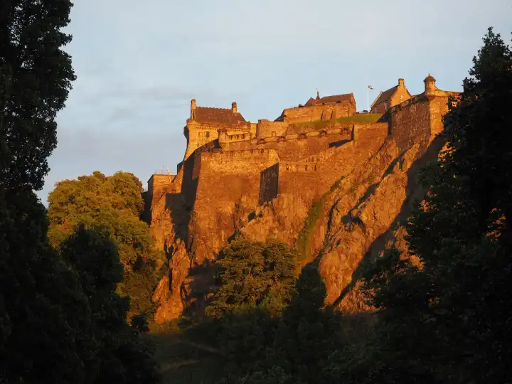 Edinburgh Castle auf dem Castle Rock bei Sonnenuntergang