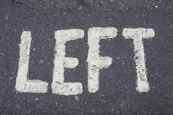 Look Left-Verkehrsschild auf dem Asphalt einer Londoner Straße