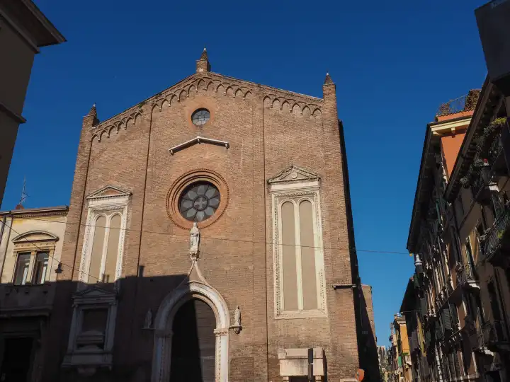Fassade der Kirche Santa Eufemia in Verona, Italien
